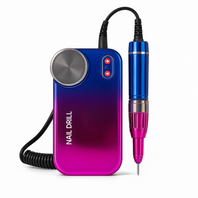 Drill Profesional DF107 Costa Rica – Precisión, potencia y diseño moderno para manicuristas El Drill Profesional DF107 Costa Rica es una herramienta de alto rendimiento diseñada para manicuristas y lashistas que buscan potencia, precisión y estilo. Con su motor de 35 000 RPM, permite limar, pulir y retirar acrílico o gel con suavidad y exactitud. Su estructura ergonómica y ligera proporciona comodidad incluso durante largas jornadas de trabajo, reduciendo la fatiga y mejorando la precisión en cada movimiento. Este drill profesional destaca por su diseño elegante con acabado metálico degradado azul y fucsia, además de su funcionamiento silencioso y sin vibraciones. Gracias a su sistema de control digital, podrás ajustar fácilmente la velocidad según la técnica que estés realizando, garantizando resultados consistentes y profesionales tanto en cabina como en servicios a domicilio.